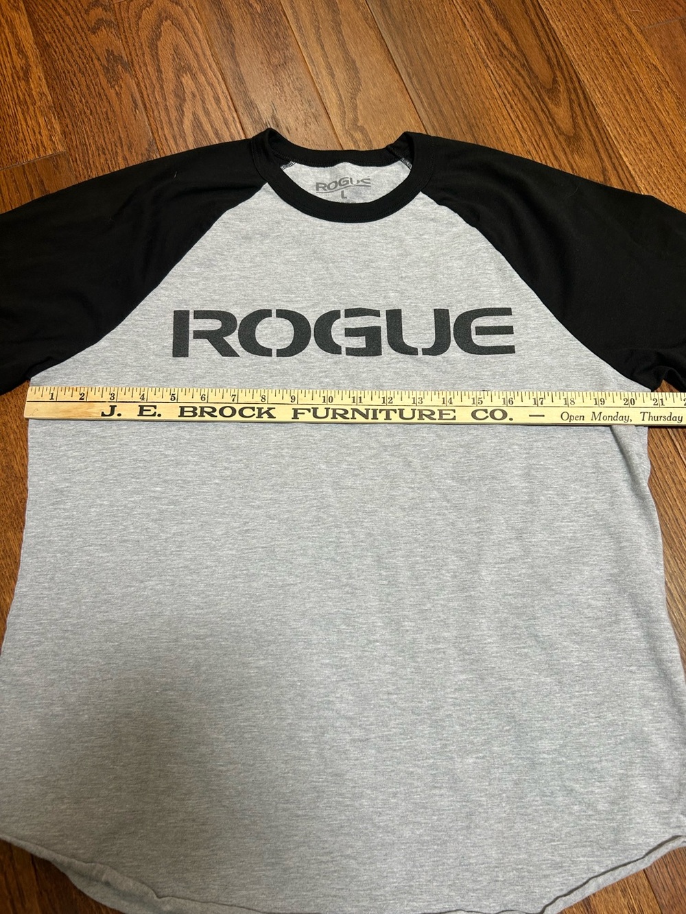 Rogue Fitness Men’s Gray & Black Raglan Logo T-Shirt Size Large - Picture 6 of 7